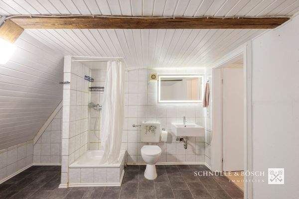 Badezimmer im Dachgeschoss für die Kids