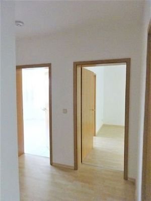 Flur, Blick in Küche und Wohnzimmer