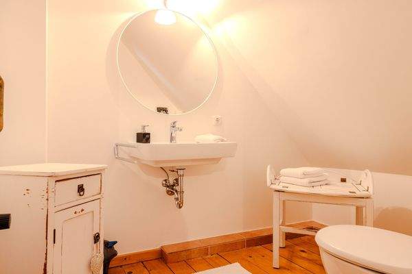 Helles Badezimmer mit Spiegel