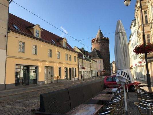 Schaufensteransicht Laden, links, im gelben WGH