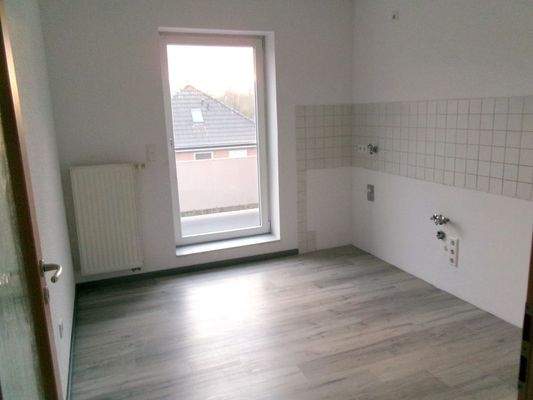 Küche mit Zugang zum Balkon