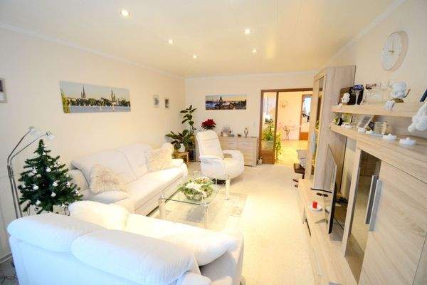 Wohn-/Esszimmer mit Balkonzugang