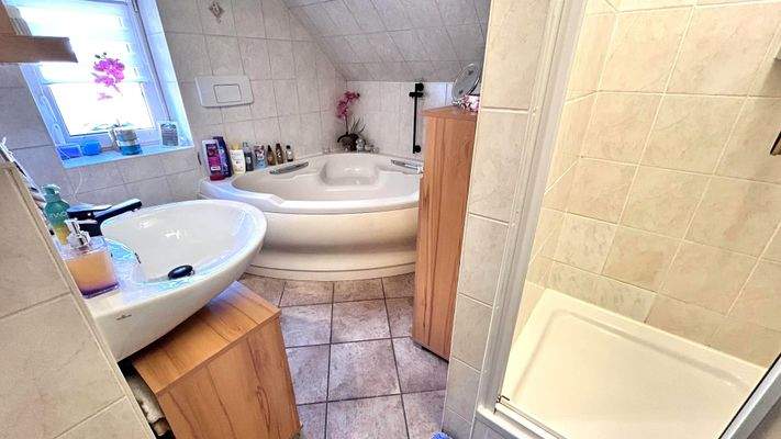 DG - Bad mit Wanne und Dusche