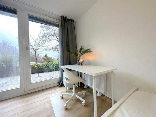 Helles Zimmer mit Terrasse