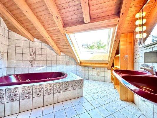 großes Bad mit Badewanne und Fenster