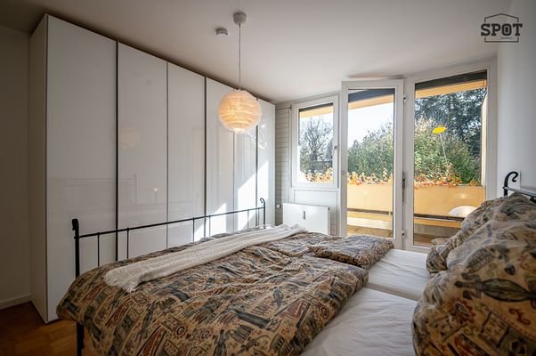 Schlafzimmer mit Zugang zum Balkon