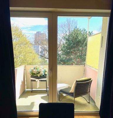 Balkon mit Blick ins Grüne.jpg