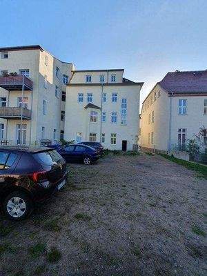 Hof mit Stellplätzen