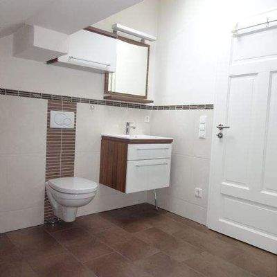 schickes Badezimmer mit hochwertigem Badmobiliar