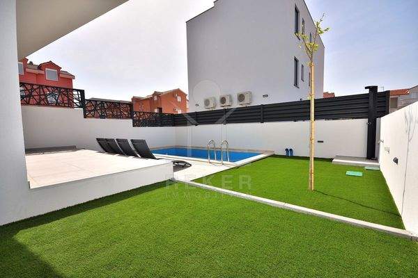 Pool, Garten und überdachte Terrasse