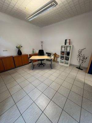 Modernes Büro mit Schreibtisch