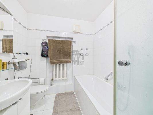 Bad mit Dusche und Wanne