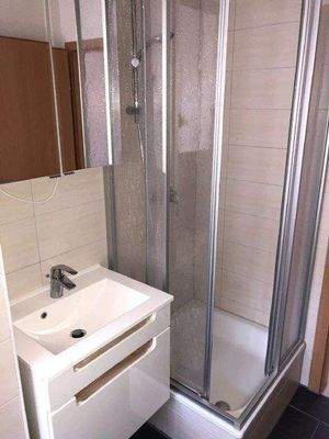 Bad mit Wanne / Dusche und Fenster