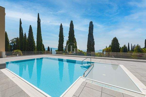 Schwimmbad mit Seeblick