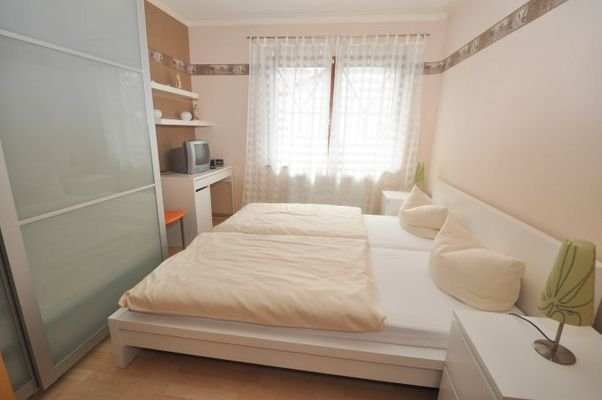 1. Schlafzimmer Erdgeschoss.jpg