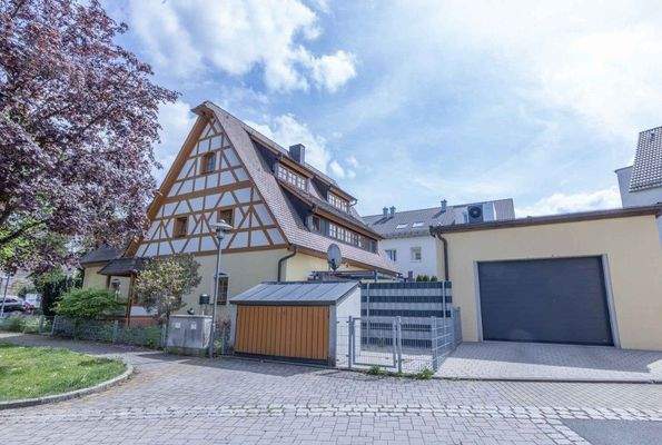 Hausansicht mit Garage