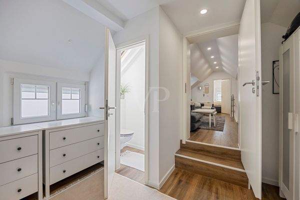 Zimmer und WC im Dachgeschoss