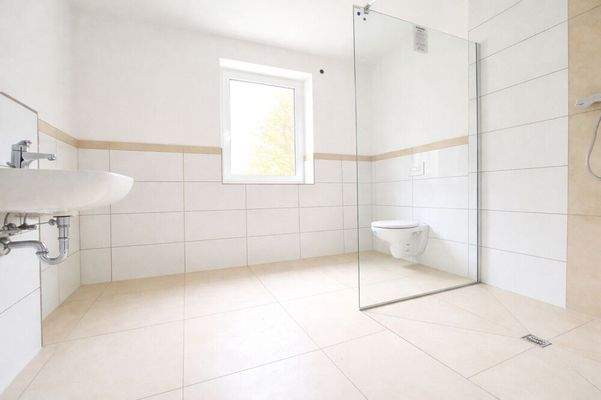 Hauptbad mit Dusche 