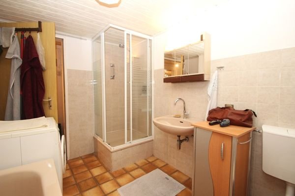 Duschbad mit Wanne, WC, …