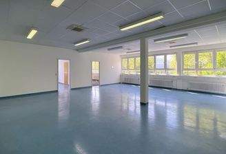 Die großen Räume eignen sich für Großraumbüros sowie Seminar- und Schulungsräume