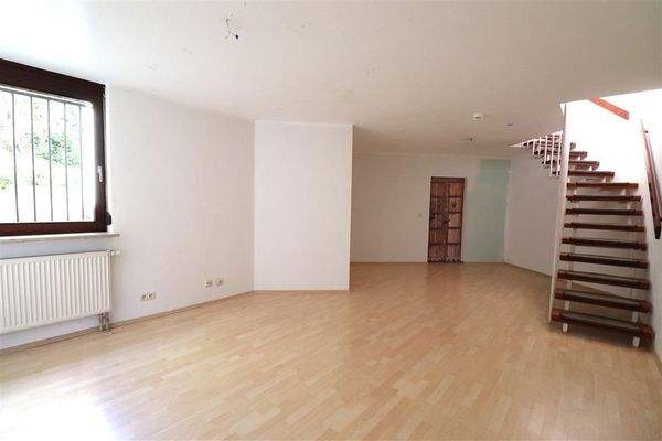 Souterrain mit Zugang zu Kellerraum zur Whg.