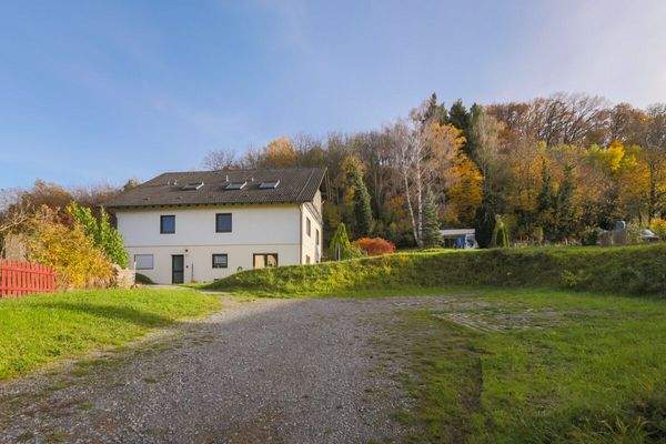 Außenansicht und Stellplätze