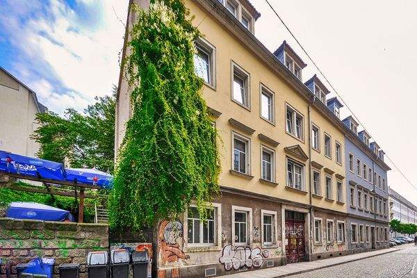 Vorderansicht mit Blick in die Straße 2