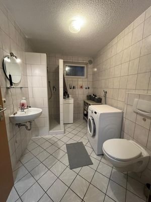Bad und Waschraum im Keller