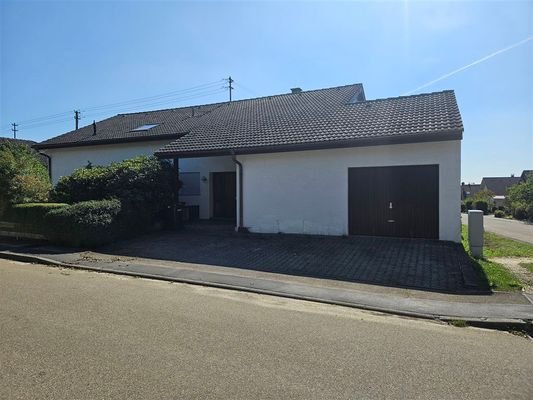 Ansicht mit Garage