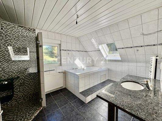 Bad mit Whirlpoolwanne im OG