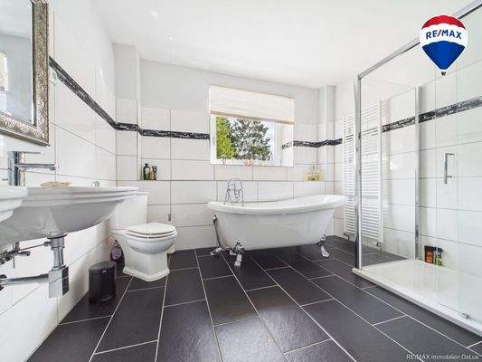 REMAX Immobilien DeLux Einfamilienhaus Badezimmer Schifffweiler Mark Borowicz