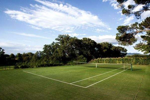 Villa mit Swimmingpool, Gästehaus, Nebengebäude und Land mit Weinberg und Olivenhain