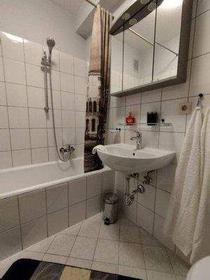 Bad mit Badewanne, Waschtisch, Toilette