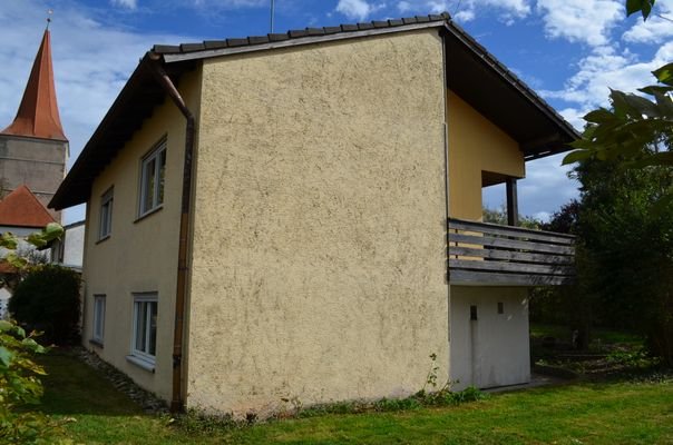 Blick aus dem Garten auf das Haus