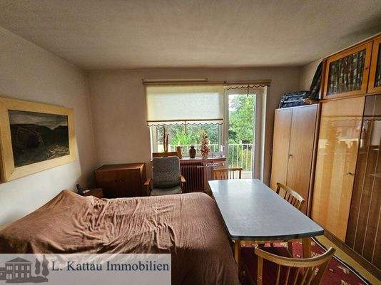 Schlafzimmer mit Zugang zum Balkon