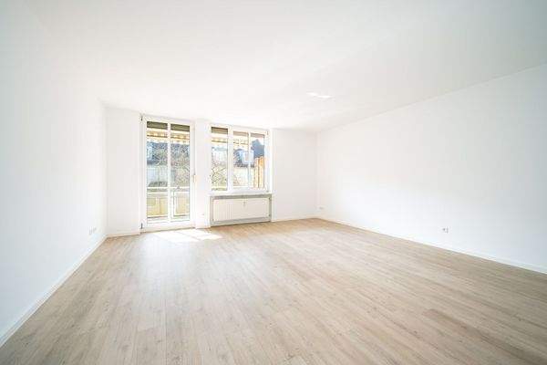 Wohnzimmer mit Blick auf den Balkon