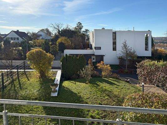 Blick vom Balkon in den Garten