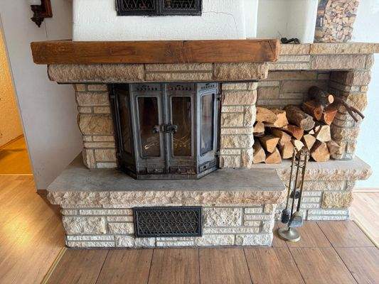 Offener Kamin im Wohnzimmer