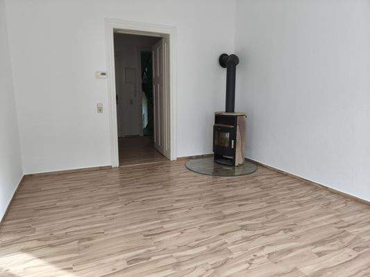 Zimmer straßenseitig mit Kamin