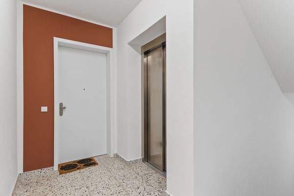 Treppenhaus mit Aufzug