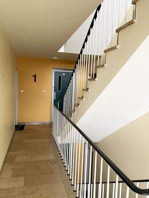 Treppenhaus mit Aufzug