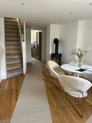 Helles, einladendes Wohnzimmer mit Kamin