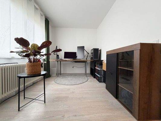 EG Schlafzimmer 2: Momentan ist hier der Platz für konzentriertes Arbeiten mit Tageslicht