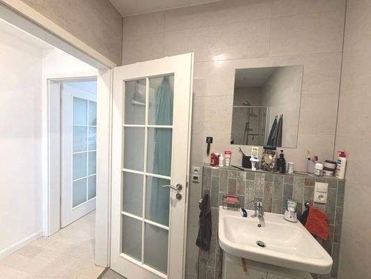 Helles Badezimmer mit Dusche