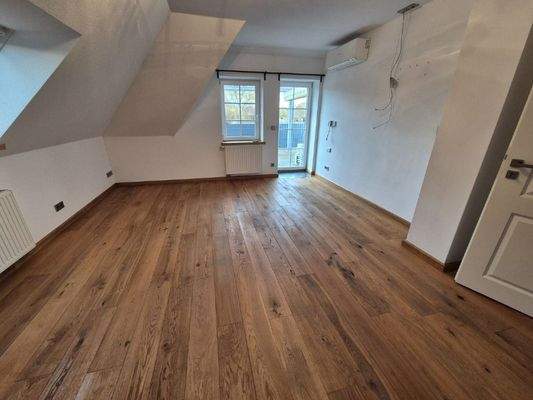 Zimmer 2 im Obergeschoss mit Blick zum Balkon und Klimaanlage