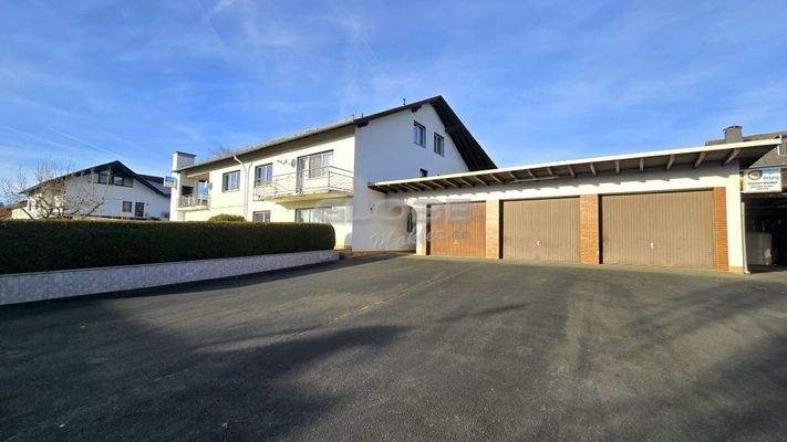 Hausansicht mit Garagen rechts