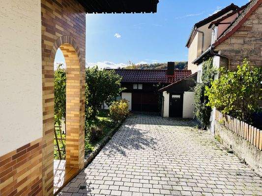 große Hoffläche mit angrenzendem Nebengebäude