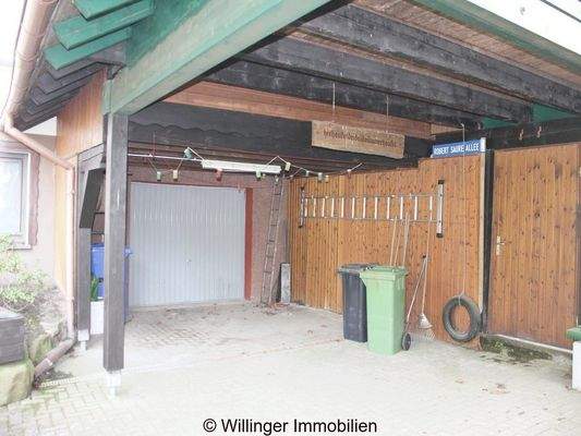. eine Garage und zwei Carports