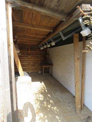 Holzlege an der Garage 