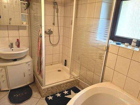 Bad mit Wanne und Dusche